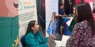 Foto que muestra personas hablando en una feria de vivienda en Bogotá.