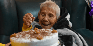 Imagen de una señora adulta sonriendo