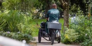 funcionario del Jardín Botánico en ruta de recolección de residuos