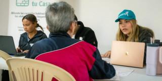 Foto que muestra dos personas hablando
