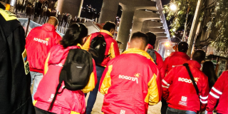 Imagen de funcionarios de la alcaldía local caminando por la Caracas en la noche