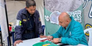 Foto que muestra dos personas hablando durante el encuentro de recicladores en Bogota.