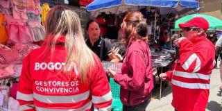 Gestores conversando con vendedores de San Victorino