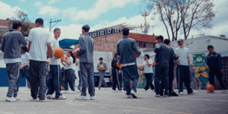 Imagen de estudiantes jugando baloncesto