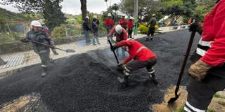 Foto de funcionarios en una obra 