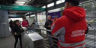 Foto de una estación de TransMilenio de Bogotá.