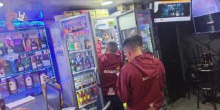 Licor adulterado decomisado y locales sellados en operativo en Bogotá