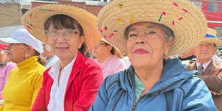 Imagen de dos señoras sonriendo con sombrero