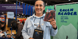 Foto de una persona con un libro