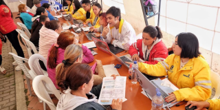 Imagen de personas hablando con funcionarios de Integración Social