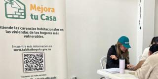 Foto que muestra personas hablando 