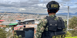 Imagen de un soldado viendo la ciudad