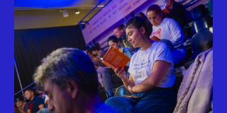 Imagen de varias personas en un conversatorio de Idartes en la FILBo 2026.