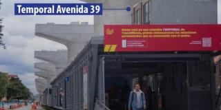 Foto de la entrada de estación de TransMilenio en Bogotá.