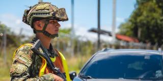 Militar custodiando carretera.