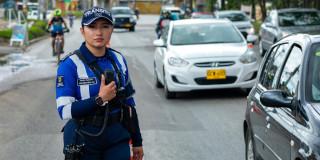 Foto de una Agente Civil de Tránsito en una calle de Bogotá