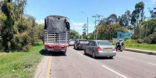 Un camión y un vehículo en las vías de Bogotá