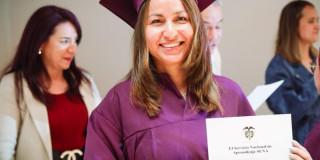 Mujer con diploma del SENA.