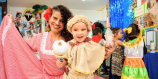 Imagen de una niña junto a uno señora con vestidos afrocolombianos