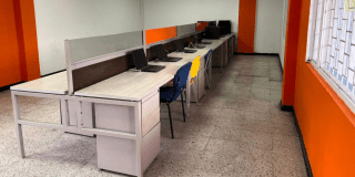 Imagen de la sala de cómputo con los nuevos computadores
