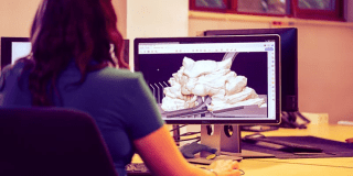 Imagen de una mujer frente a un computador.