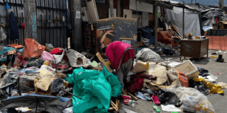 Foto de funcionarios del Distrito en operativo de limpieza