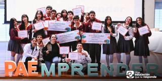 Foto que muestra estudiantes reunidos