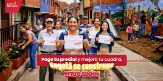 Imagen de personas con un certificado de pago del predial
