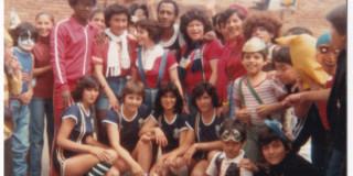 Imagen antigua de personas reunidas alrededor del fútbol 