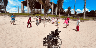 Imagen de varias personas jugando voleibol 