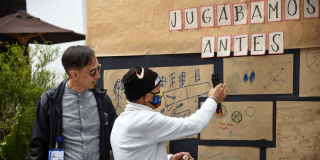 Imagen de una persona mayor interactuando con una cartelera