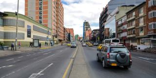 Foto que muestra vehículos andando por las calles