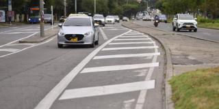 Foto que muestra vehículos andando por las calles