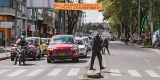 Foto que muestra vehículos andando por las calles