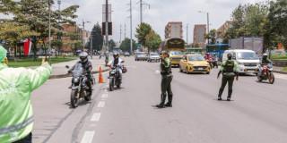 Foto que muestra vehículos andando por las calles