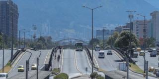 Foto que muestra vehículos circulando por las calles de Bogotá.