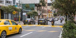 Foto que muestra vehículos andando por las calles de Bogotá.
