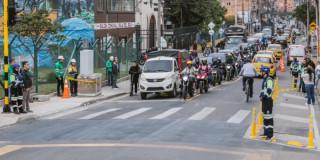 Foto que muestra vehículos circulando por calles de Bogotá.