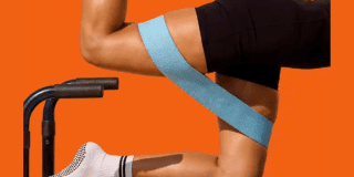 Imagen de las piernas de una mujer practicando pilates.
