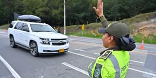 Foto de una agente de tránsito regulando la movilidad.