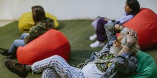 Imagen de personas sentadas en puff de la FUGA en cine al aire libre