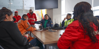 Imagen de los funcionarios en el PMU