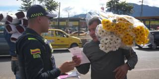 Policía brinda información a ciudadano sobre la presencia policial para el Día de la Madre.
