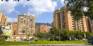 Imagen panorámica de la ciudad de Bogotá donde se aprecia un día resplandeciente.
