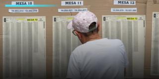Un señor revisando su puesto de votación en bogotá.