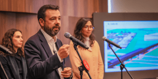 Imagen del alcalde Galán hablando sobre el RegioTram