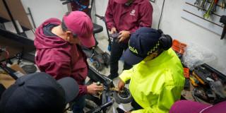 Autoridades durante operativo contra red ilegal de patinetas eléctricas en Los Mártires.