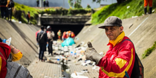 Foto de funcionarios del Distrito en operativo de limpieza