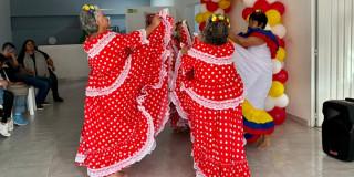 Foto de mujeres bailando 