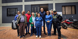 Imagen de gente de la comunidad de Ciudad Bolívar posando para la foto